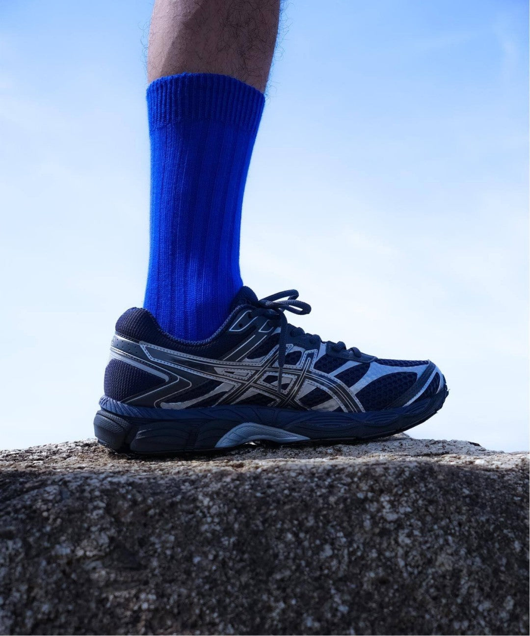 ASICS GEL-CUMULUS 16 Midnight/Graphite Grey — on-foot against blue sky