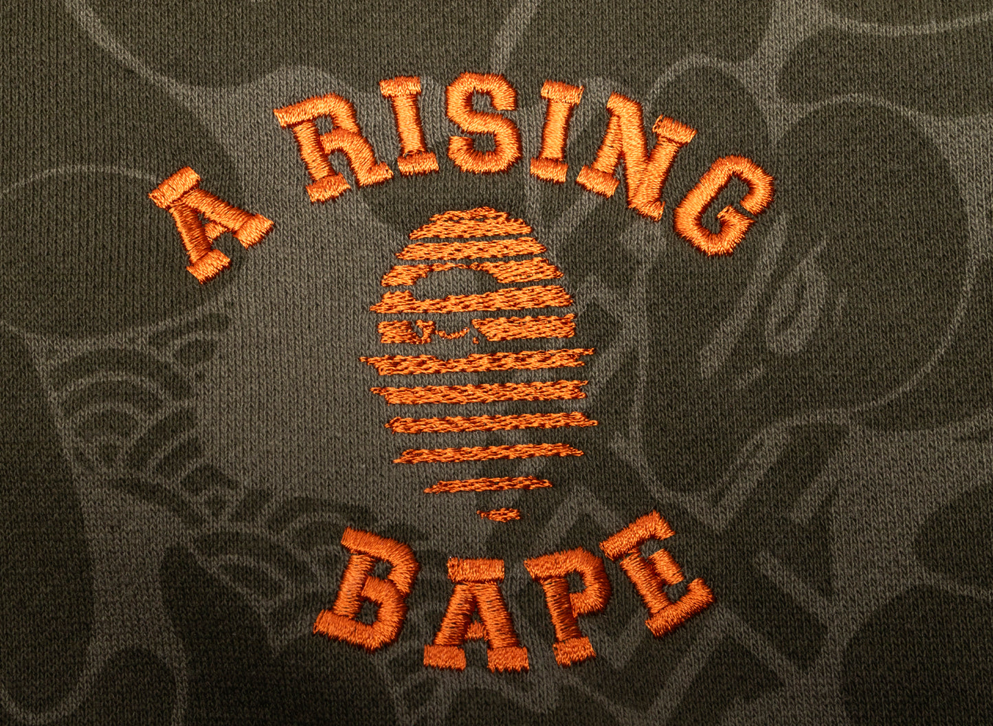 Sudadera con capucha y jersey con estampado de camuflaje asiático A Bathing Ape en oliva