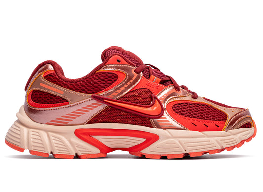 Nike Damen V5 Runner in „Team Crimson / Bright Crimson“