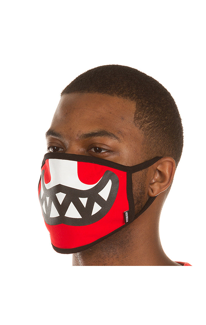 Mascarilla facial con la boca sonriente y un helado en el sabor Tomate