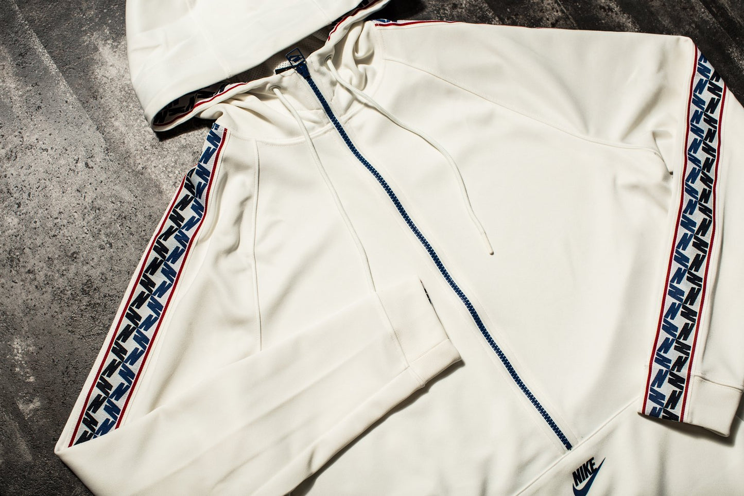 NIKE SPORTSWEAR SUDADERA CON CAPUCHA Y MEDIA CREMALLERA CON CINTA DE POLIÉSTER