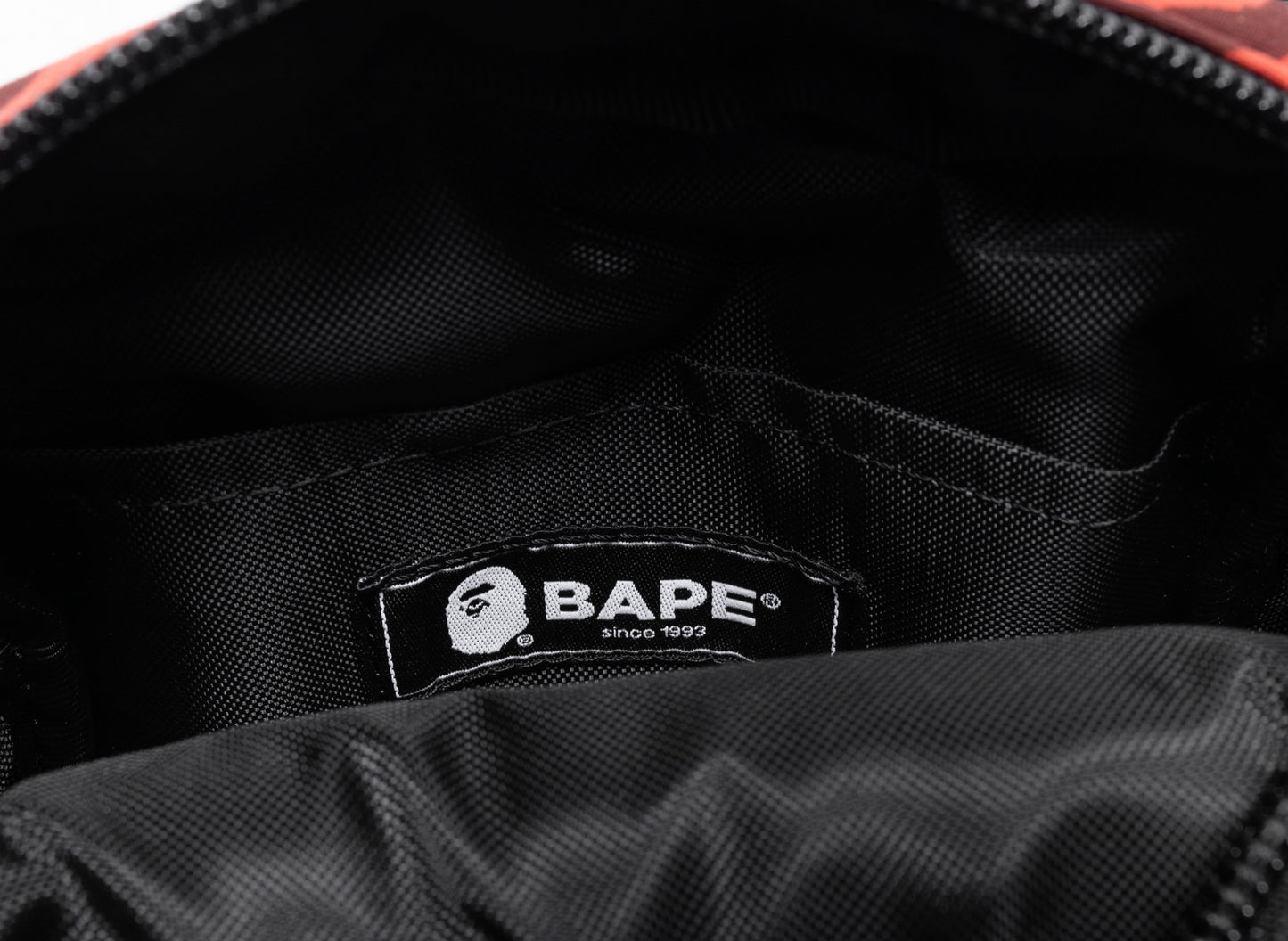 Bolso de hombro mini A Bathing Ape Color Camo en rojo