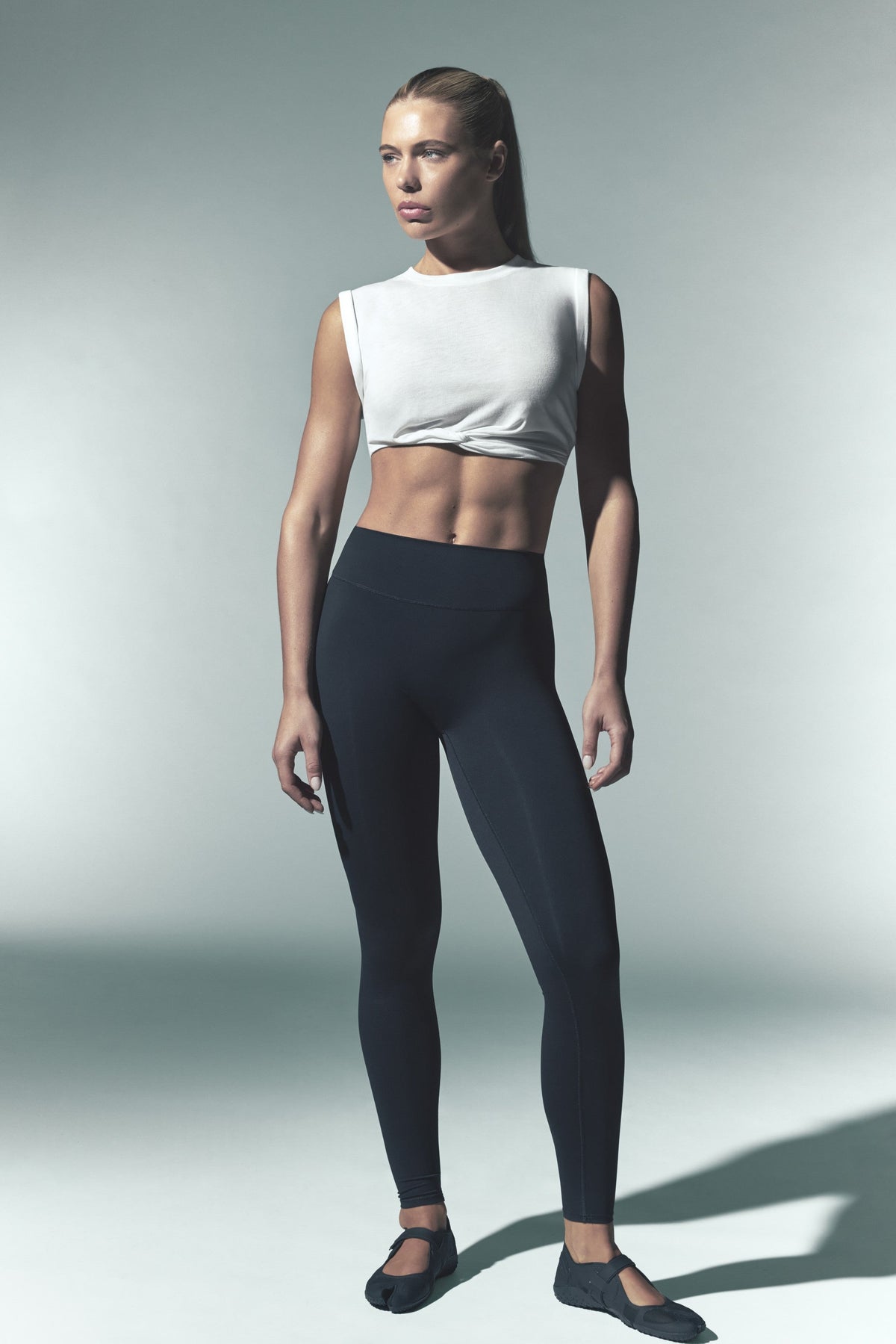Model in NikeSKIMS Fall Edit look with Rift footwear — official Nike China newsroom