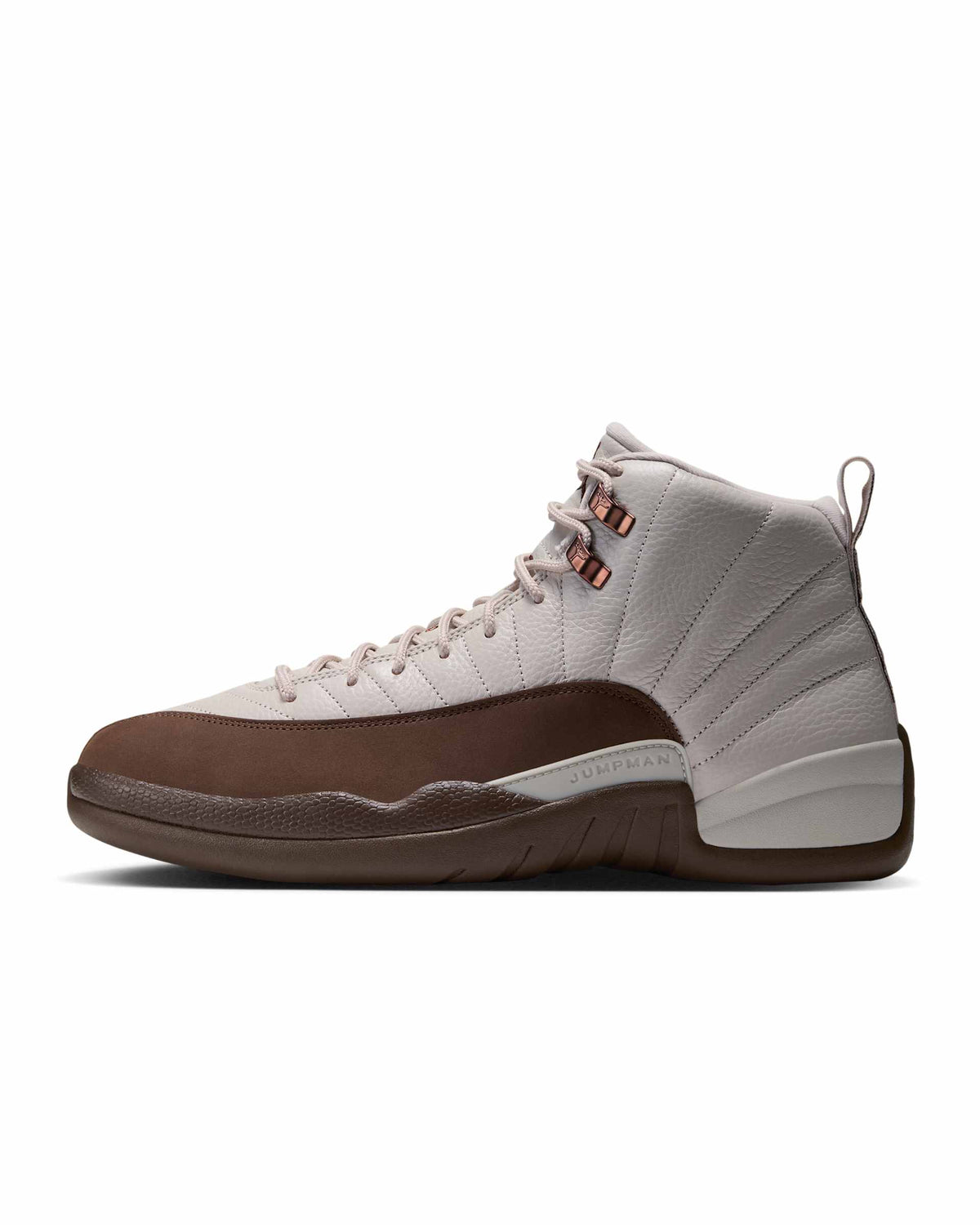 Air Jordan 12 "Fireside" CT8013-105 lateral side in light orewood brown leather with a cacao brown mudguard and copper lace loops. Official Nike photo