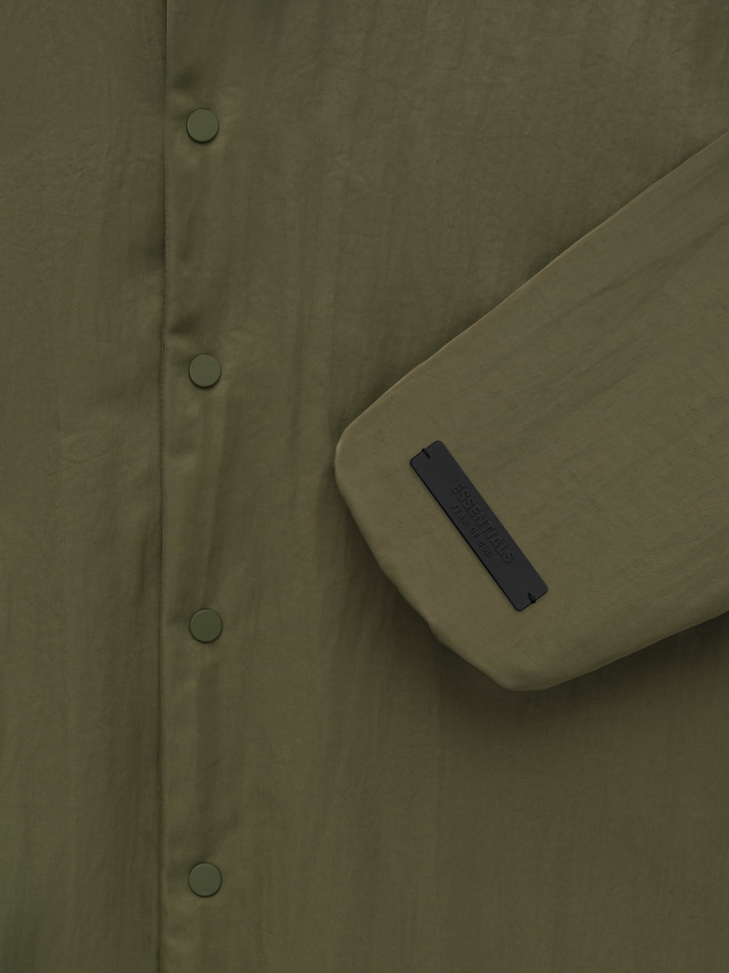 Fear of God Essentials Texturierte Nylon Kapuzen-Coaches-Jacke in Military