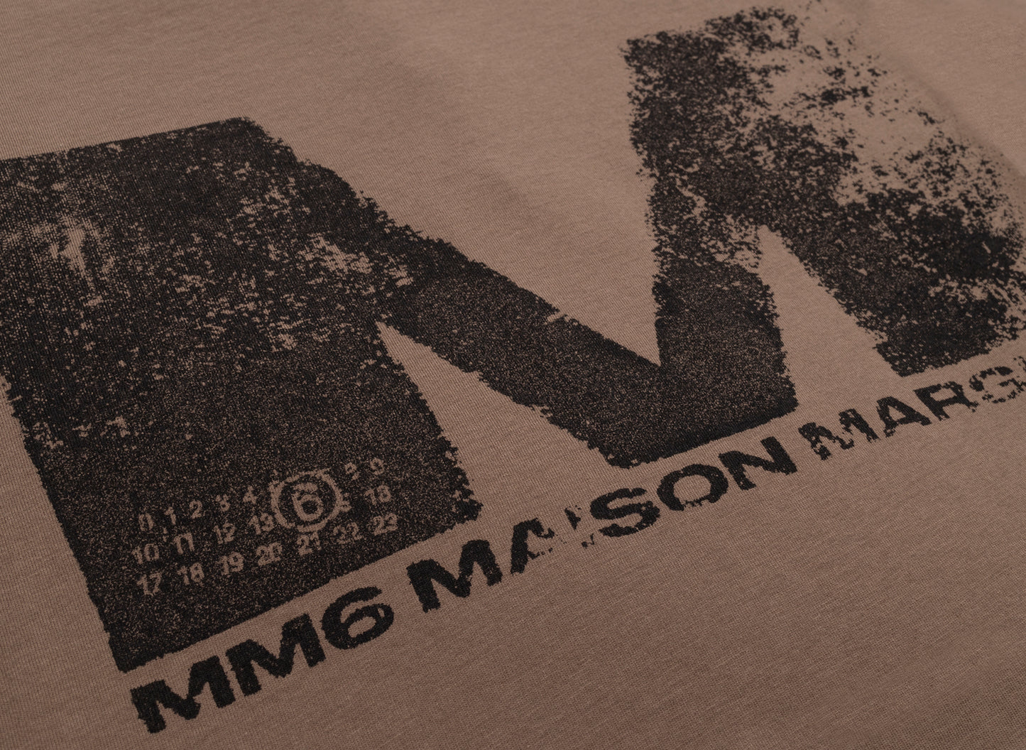 Camiseta con logo M de Maison Margiela MM6 en marrón