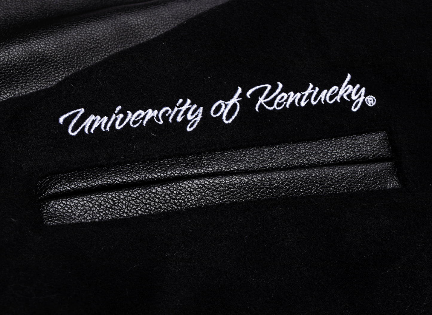 Chaqueta universitaria Mitchell & Ness NCAA Blackout Collection Kentucky Wildcats
