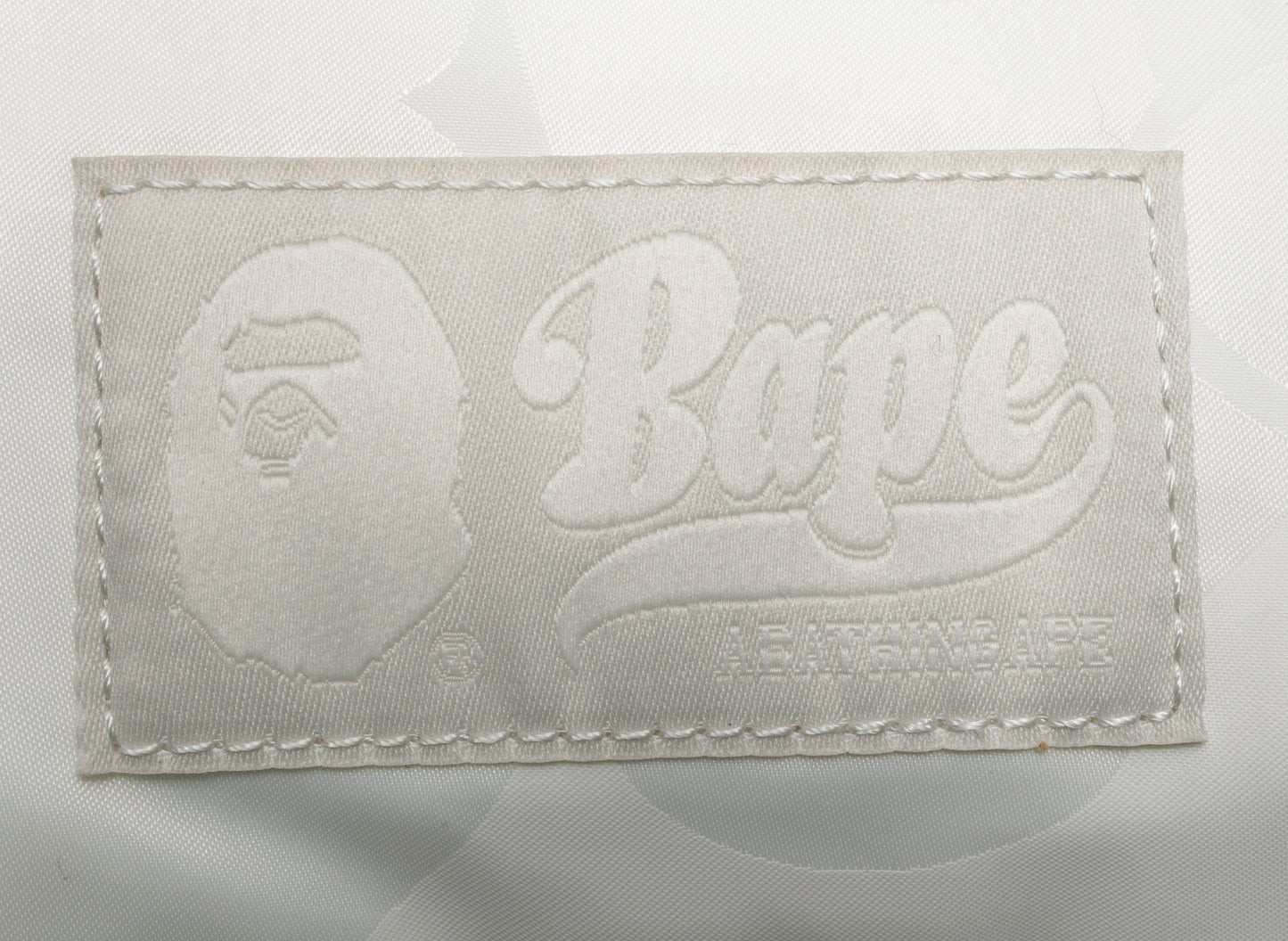 A Bathing Ape Tonal Solid Camo Umhängetasche in Elfenbein