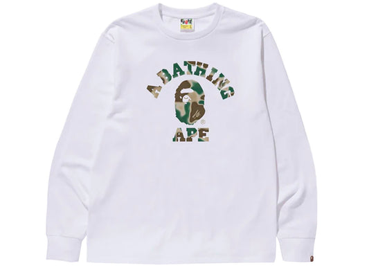 A Bathing Ape Liquid Camo College Camiseta de manga larga en blanco