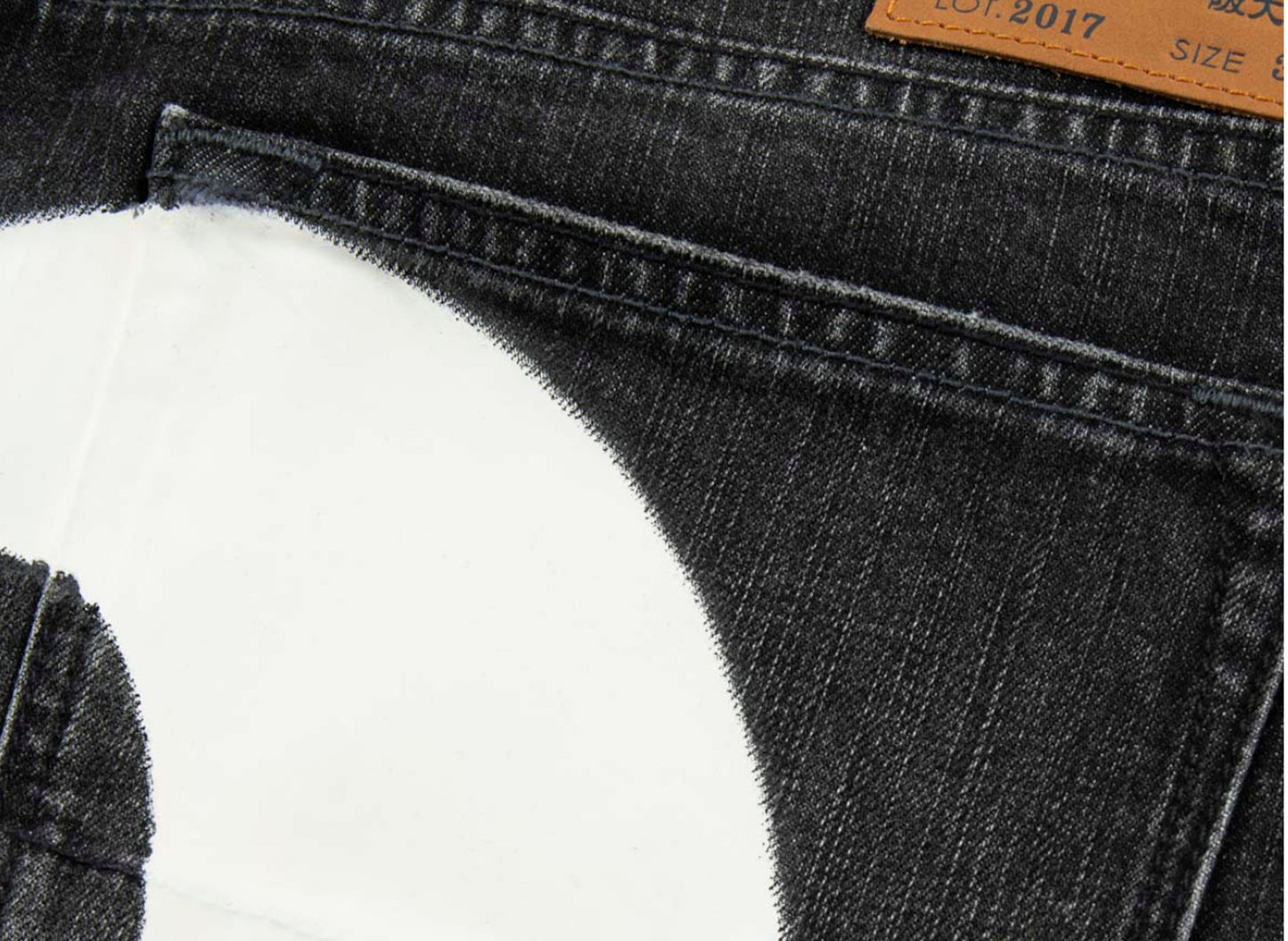 Evisu Graffiti Daicock Print Carrot Fit Jeans in Schwarz