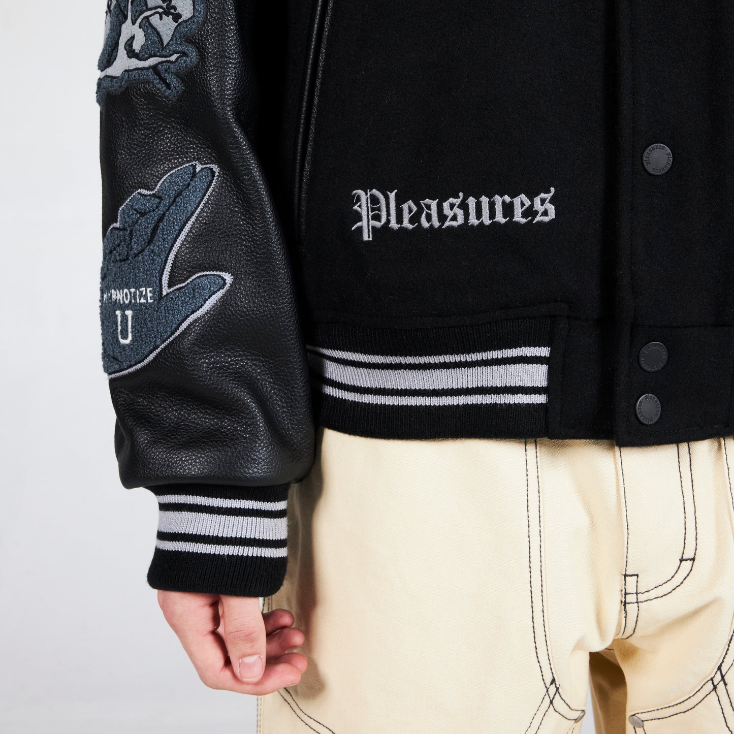 Chaqueta universitaria NERD de Pleasures en negro