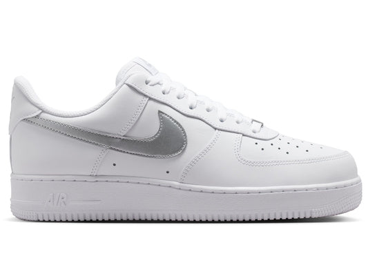 Nike Air Force 1 '07 in White / Metallic Silver