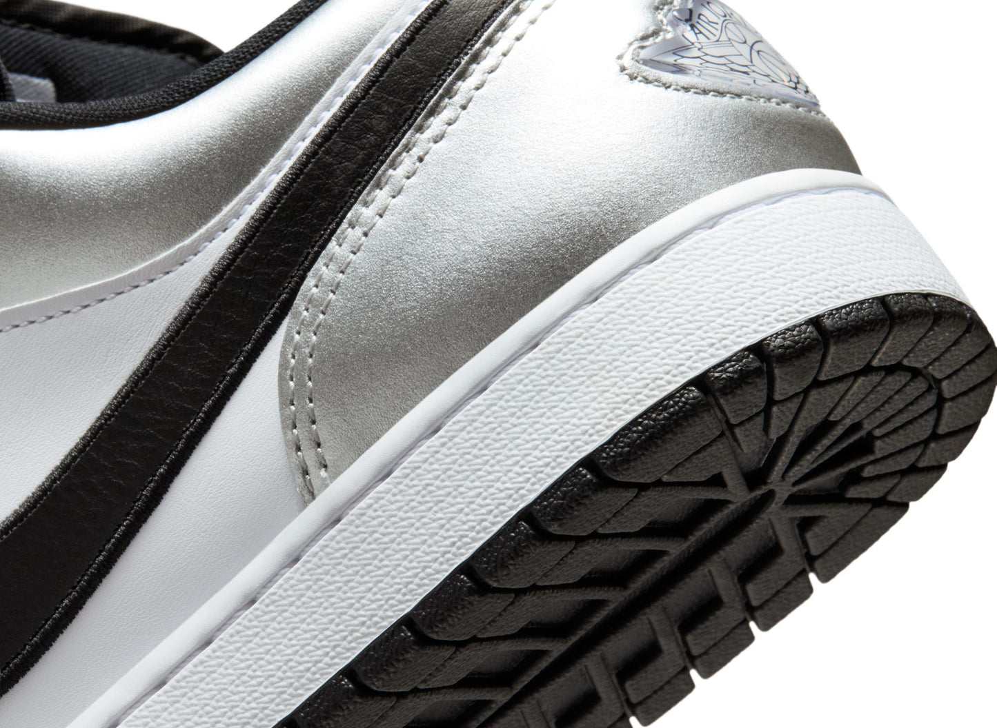 Air Jordan 1 Low SE in Weiß / Schwarz / Metallic Silber
