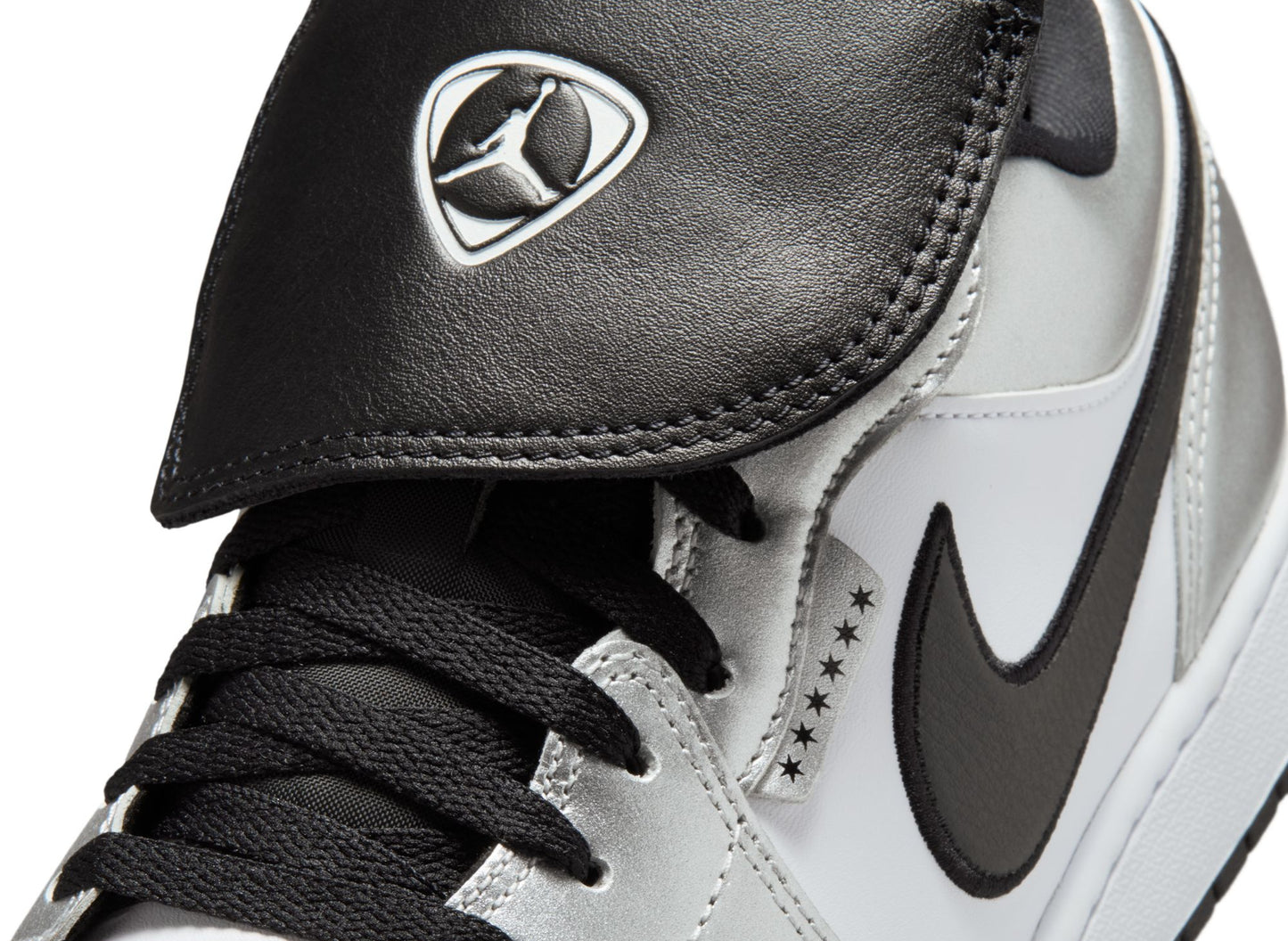 Air Jordan 1 Low SE in Weiß / Schwarz / Metallic Silber