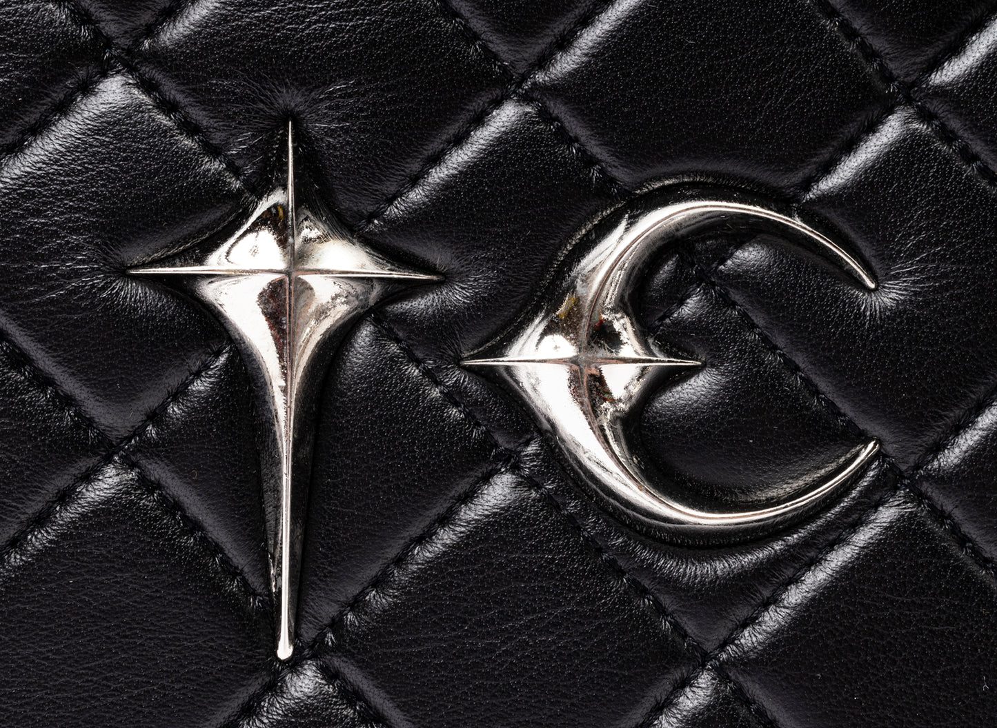 Thug Club TC Quilting Big Chain Bag in Black, logo detail