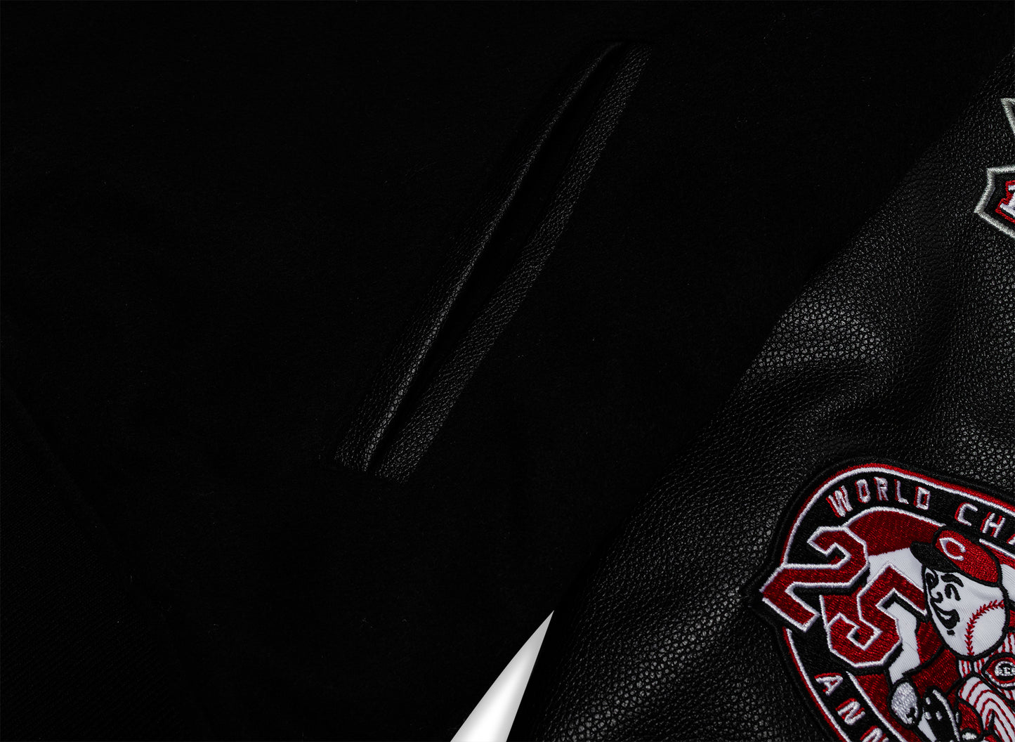 Chaqueta universitaria de los Cincinnati Reds de la colección MLB Blackout de Mitchell & Ness