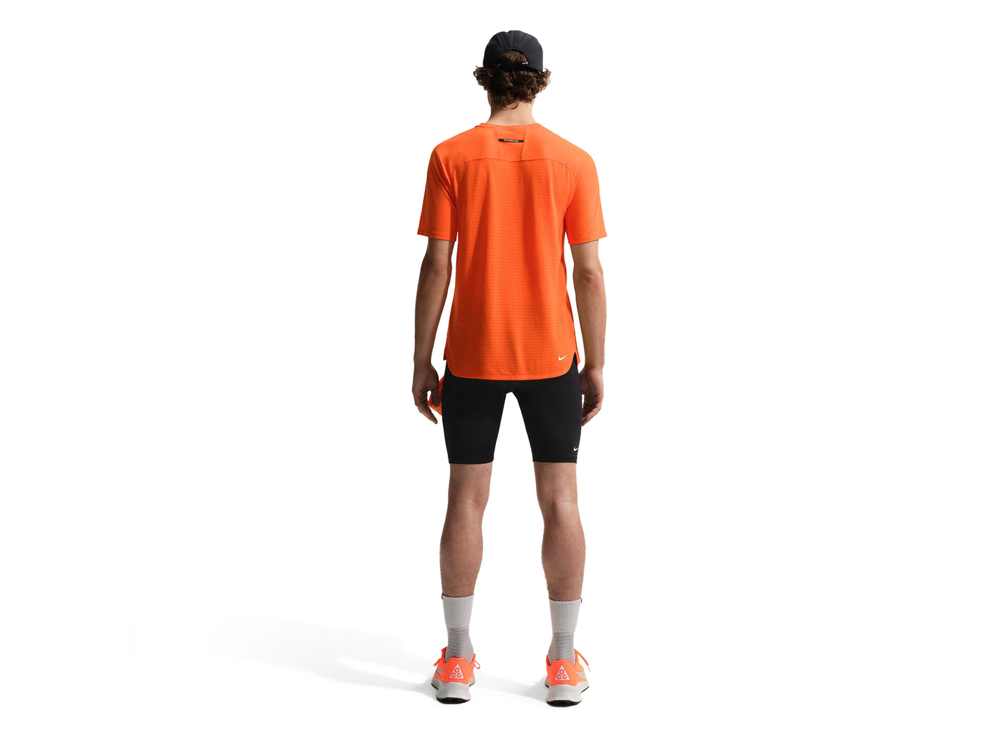 Camiseta Nike ACG "Solar Chase" Dri-FIT ADV de trail running en naranja seguridad