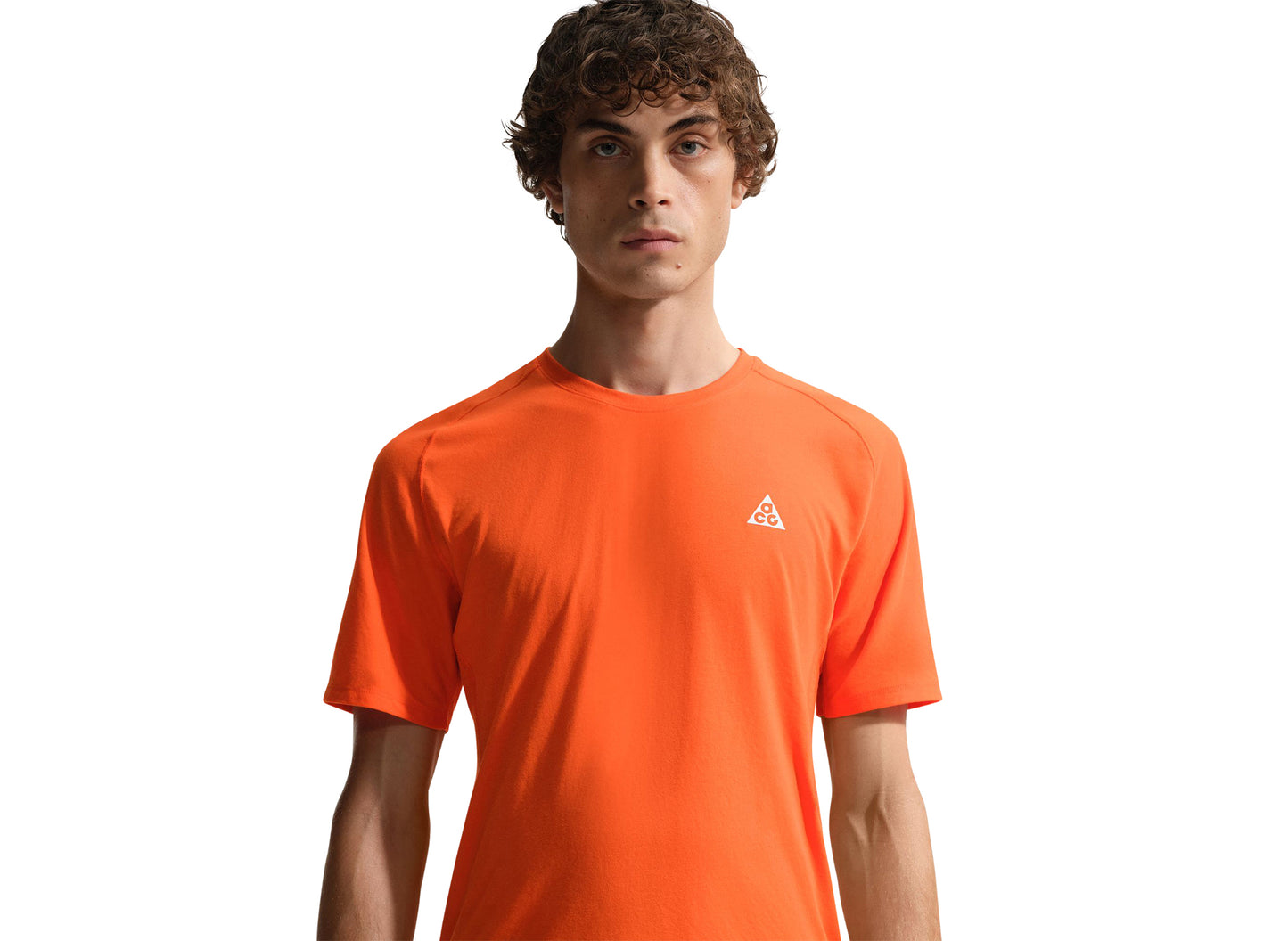 Camiseta Nike ACG "Solar Chase" Dri-FIT ADV de trail running en naranja seguridad