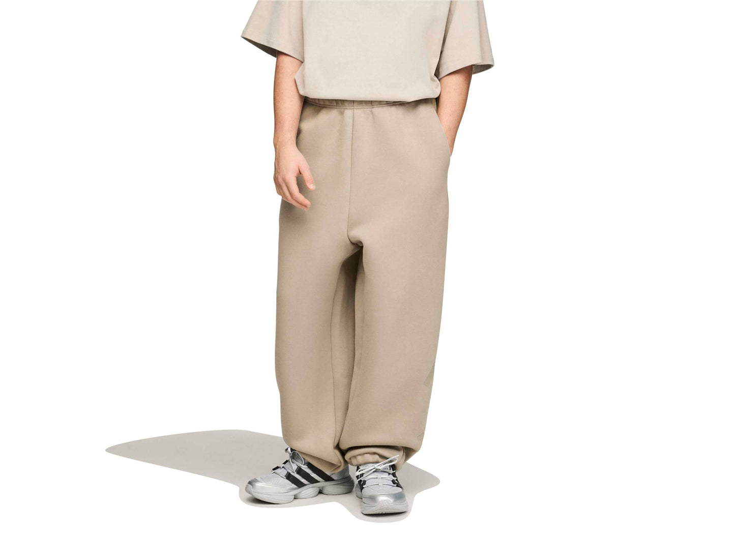 Pantalón de chándal Z.N.E. de Adidas x Entire Studios en beige masilla
