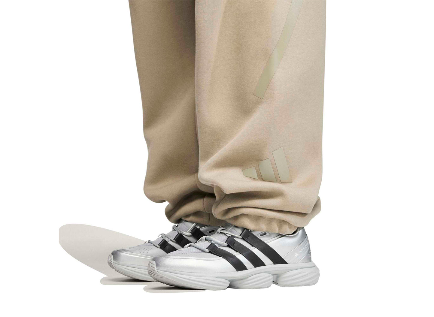 Pantalón de chándal Z.N.E. de Adidas x Entire Studios en beige masilla