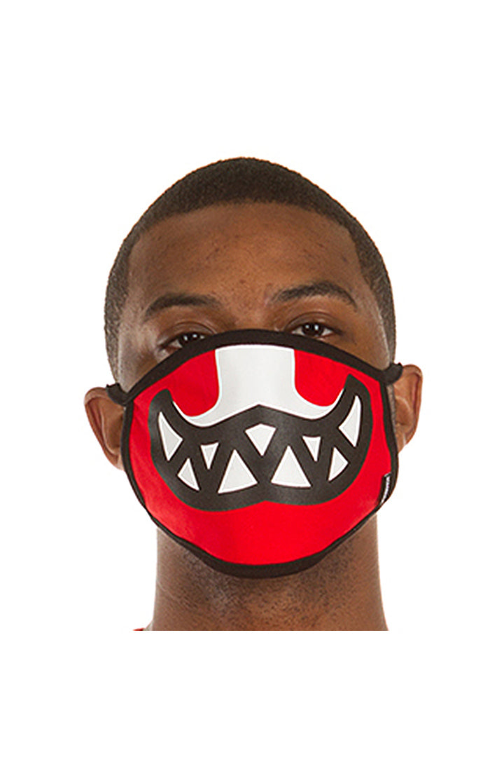 Mascarilla facial con la boca sonriente y un helado en el sabor Tomate