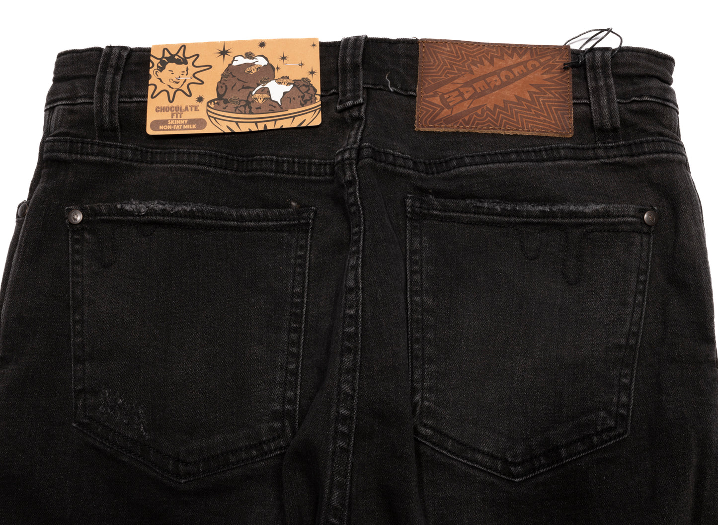 Eiscreme schwarze Jeans mit laufendem Hund