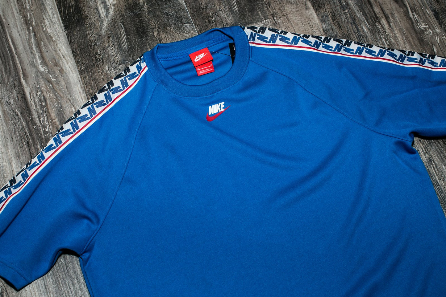 Nike NSW Tape Shirt, neckline and shoulder detail